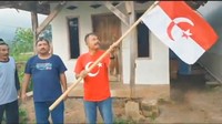 Setelah berjalan menyusuri perkampungan, pria berbaju merah kemudian melontarkan kalimat ajakan kepada warga dunia untuk masuk NII.
