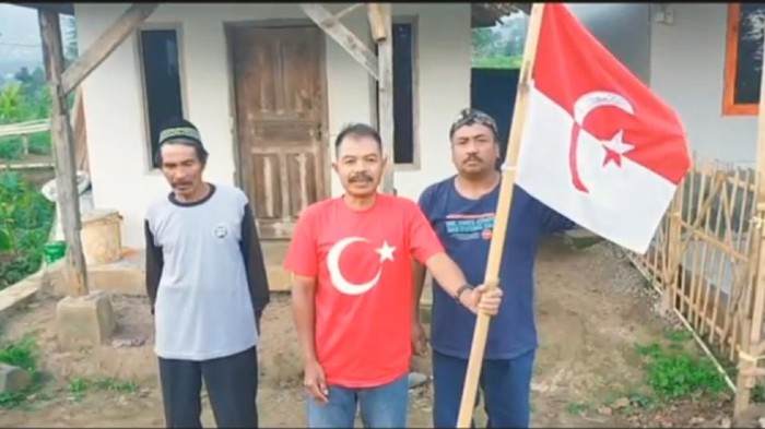 Ini Foto-foto 'Panglima Jenderal' Kibarkan Bendera NII yang Geger di Garut Sebuah video berisi ajakan masuk Negara Islam Indonesia (NII) dari seorang pria mengaku 'Panglima Jenderal NII' viral di medsos.