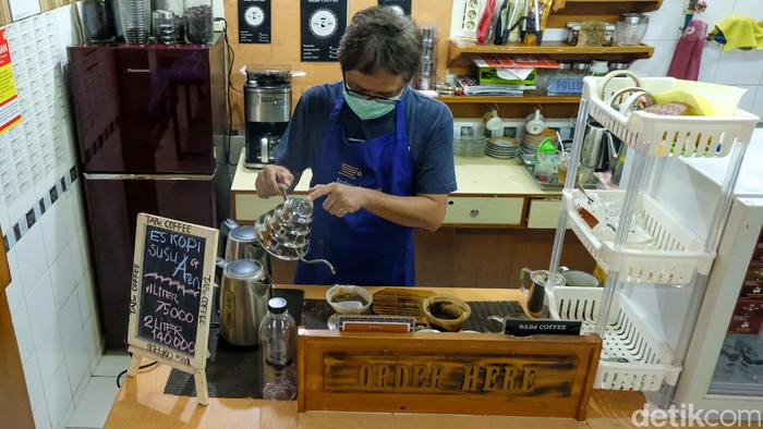 Hotman Tambunan kini fokus berbisnis di kedai kopi yang dimilikinya. Hotman dulunya adalah pegawai KPK yang dipecat gara-gara sengkarut tes wawasan kebangsaan (TWK).