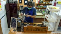 Mantan Kepala Satgas Pembelajaran Antikorupsi KPK itu juga jago meracik kopi, seperti aksinya kali ini, Rabu (13/10/2021).