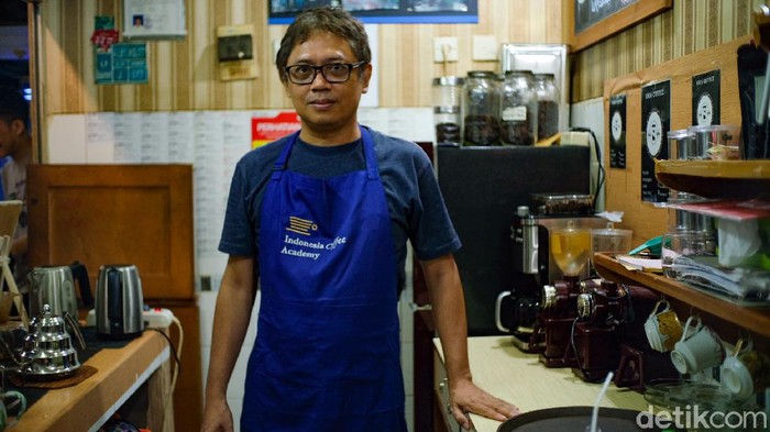 Hotman Tambunan kini fokus berbisnis di kedai kopi yang dimilikinya. Hotman dulunya adalah pegawai KPK yang dipecat gara-gara sengkarut tes wawasan kebangsaan (TWK).