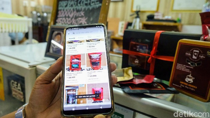 Hotman Tambunan kini fokus berbisnis di kedai kopi yang dimilikinya. Hotman dulunya adalah pegawai KPK yang dipecat gara-gara sengkarut tes wawasan kebangsaan (TWK).