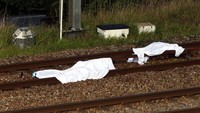 Jenazah ditutupi selimut setelah kecelakaan kereta api di Ciboure, dekat Saint Jean de Luz, Prancis barat daya, Selasa (12/10/2021) waktu setempat.