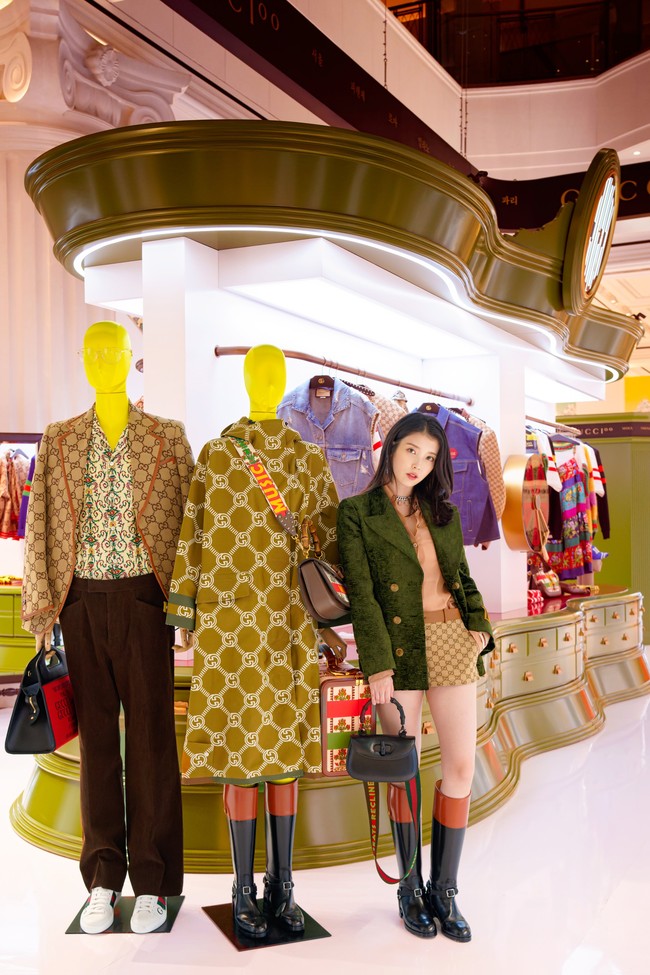 Pemilik nama asli Lee Ji Eun itu memadukan jaketnya dengan ‘GUCCI gg canvas shorts with leather trim’ seharga 2,100 dollar (sekitar Rp 29,8 juta). Kakinya pun terlihat jenjang dengan ‘GUCCI knee-high boot with harness’ seharga 1,980 dollar (sekitar Rp 28,1 juta). Foto: dok. Gucci