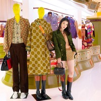 Pemilik nama asli Lee Ji Eun itu memadukan jaketnya dengan ‘GUCCI gg canvas shorts with leather trim’ seharga 2,100 dollar (sekitar Rp 29,8 juta). Kakinya pun terlihat jenjang dengan ‘GUCCI knee-high boot with harness’ seharga 1,980 dollar (sekitar Rp 28,1 juta). Foto: dok. Gucci