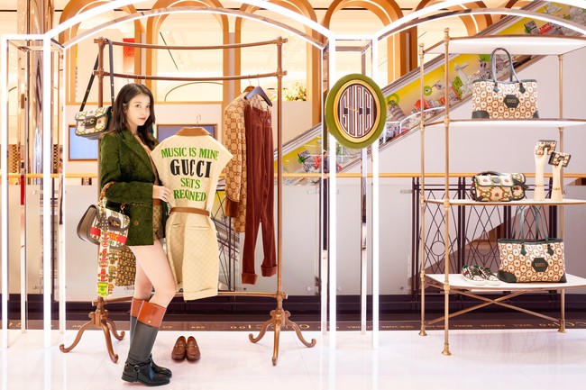 Pop-up store itu memamerkan koleksi terbaru yang memperingati hari jadi Gucci ke-100. Atasan hingga sepatu IU merupakan rancangan Creative Director Gucci, Alessandro Michele. Foto: dok. Gucci