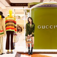 Penampilan baru IU pun menjadi perbincangan hangat di forum online. “Aku ingin kamu tampil dalam drama dengan gaya ini. Sangat cantik,” “Kalung seperti choker sangat cocok untuknya,” “Gayanya baru. Ini terlihat cocok untuknya,” komentar sejumlah netizen. Foto: dok. Gucci