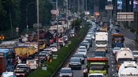 Kendaraan roda 4 mendominasi jalan tol, dan sesekali tampak bus dan truk.