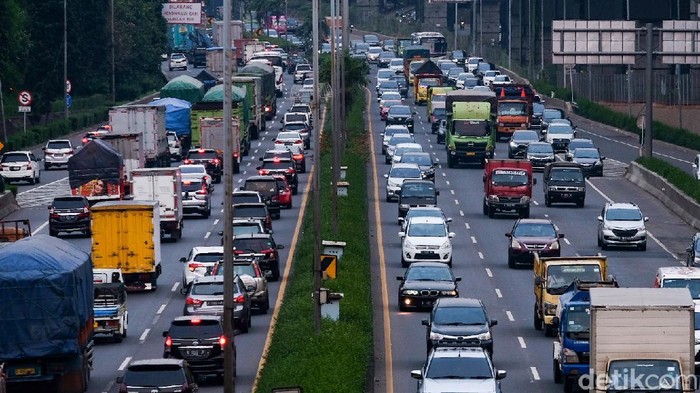 Kepadatan volume lalin kembali menghiasi jalanan DKI Jakarta sore ini. Salah satu ruas yang mengalami macet adalah Tol JORR.