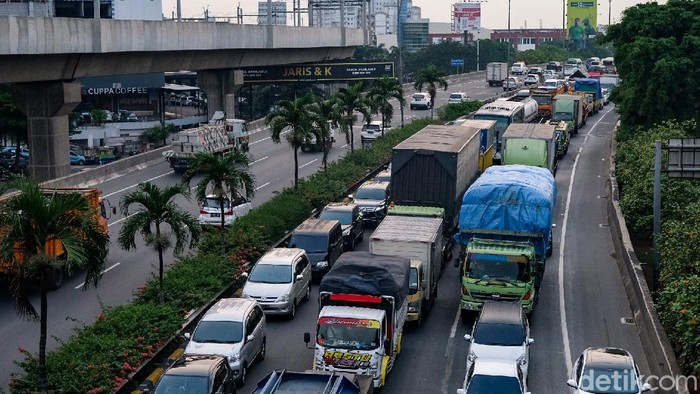 Jakarta PPKM Level 3, Tol JORR Padat di Jam Pulang Kerja Kepadatan volume lalin kembali menghiasi jalanan DKI Jakarta sore ini. Salah satu ruas yang mengalami macet adalah Tol JORR.