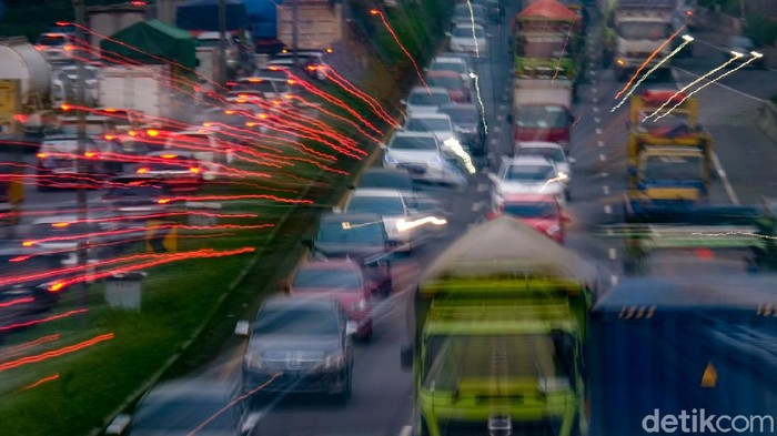 Kepadatan volume lalin kembali menghiasi jalanan DKI Jakarta sore ini. Salah satu ruas yang mengalami macet adalah Tol JORR.