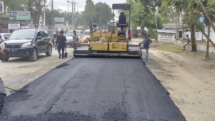 Jalan rusak di Rantauprapat mulai diperbaiki