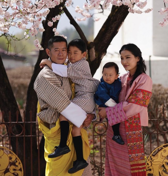 Jetsun Pema dan Raja Bhutan kini telah memiliki dua putra. Sang raja pun tetap setia dalam pernikahannya. Foto: Instagram @queenjetsunpema