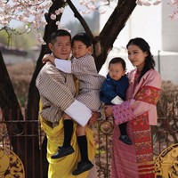 Jetsun Pema dan Raja Bhutan kini telah memiliki dua putra. Sang raja pun tetap setia dalam pernikahannya. Foto: Instagram @queenjetsunpema