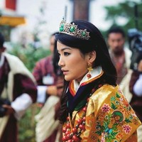 Saat usia Jetsun sudah cukup untuk menikah, sang raja segera melamarnya. Foto: Instagram @queenjetsunpema