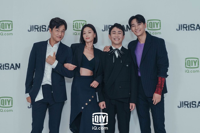 Para pemain drama Korea Jirisan usai konferensi pers pada Rabu (13/10/2021).