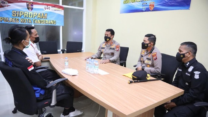 Kapolda Banten Irjen Rudy Heriyanto Adi Nugroho  bertemu dengan mahasiswa yang dibanting polisi saat berdemo.