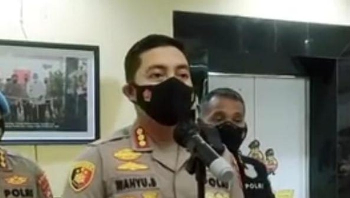 Kapolresta Tangerang Kombes Wahyu S Bintoro menjelaskan kronologi oknum polisi banting pendemo di Tangerang