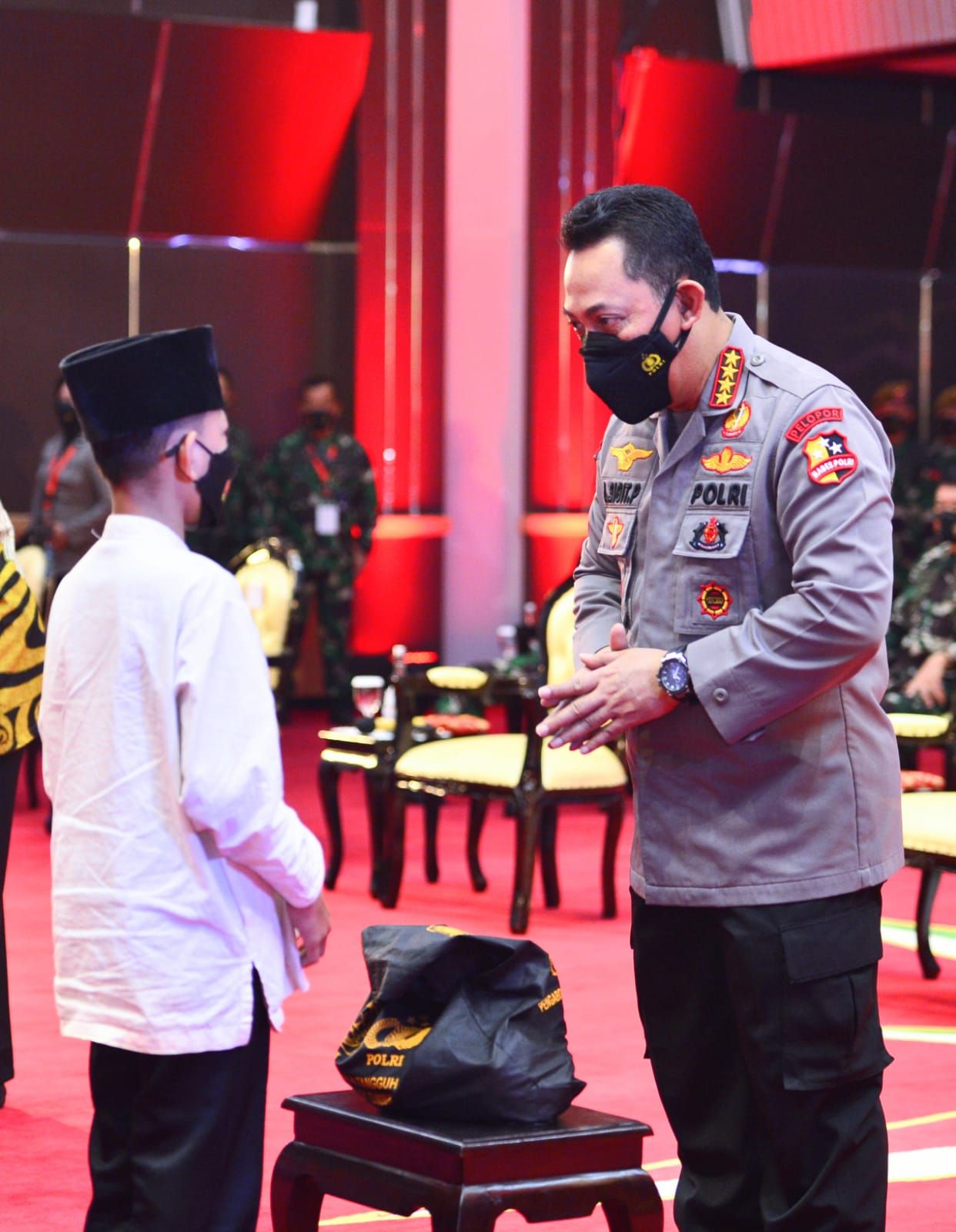 Kapolri di acara serbuan vaksinasi dan bakti sosial Akabri 98