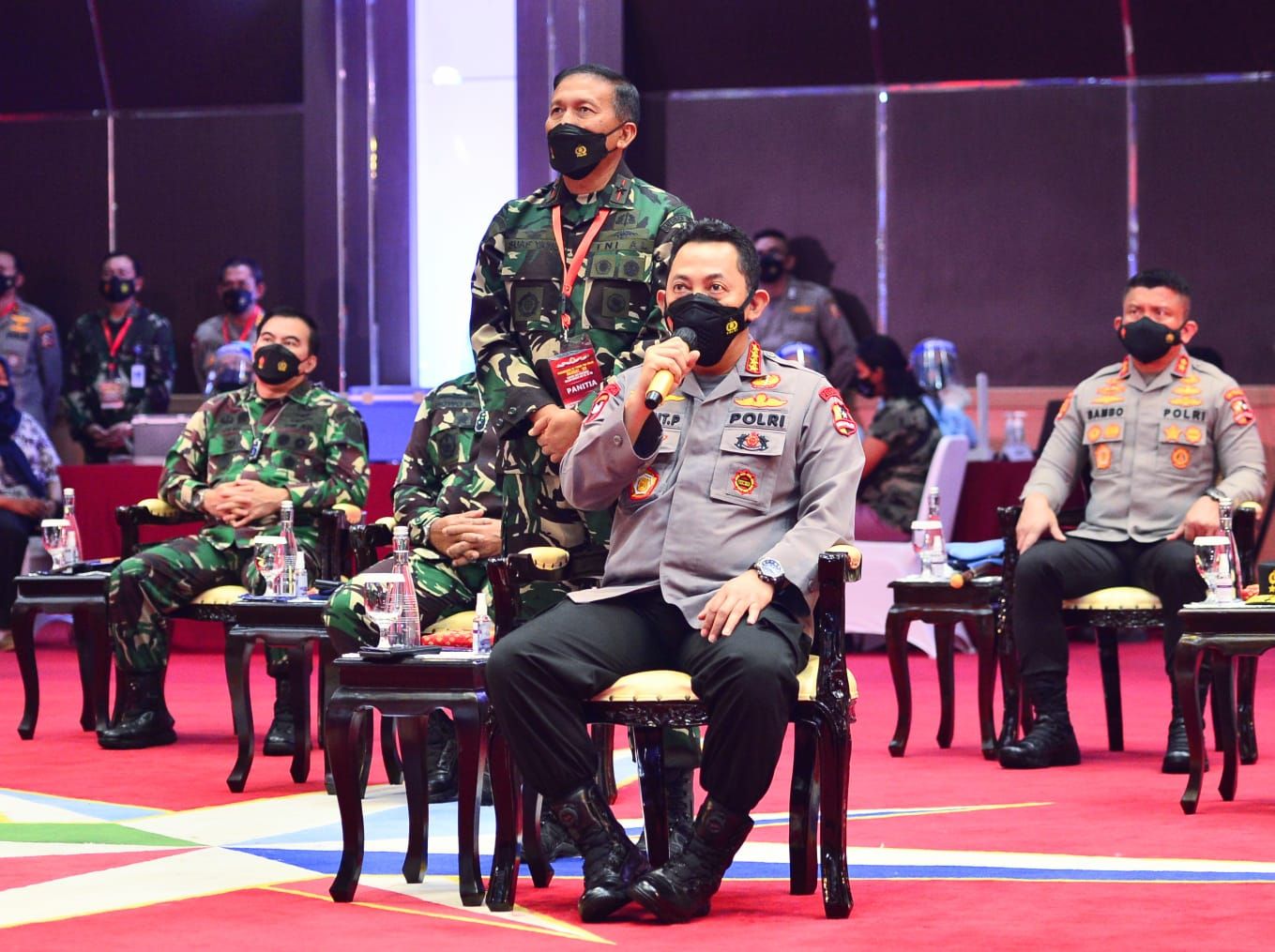 Kapolri di acara serbuan vaksinasi dan bakti sosial Akabri 98