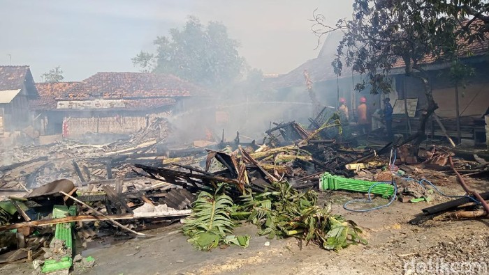Dua rumah warga Lamongan ludes terbakar. Tidak ada korban jiwa maupun luka dalam kebakaran tersebut.