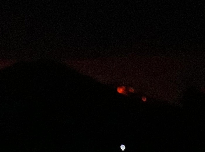 Hutan di Gunung Merapi Ungup-ungup diduga terbakar. Kebakaran hutan terlihat dari permukiman warga yang berada di Kecamatan Wongsorejo.