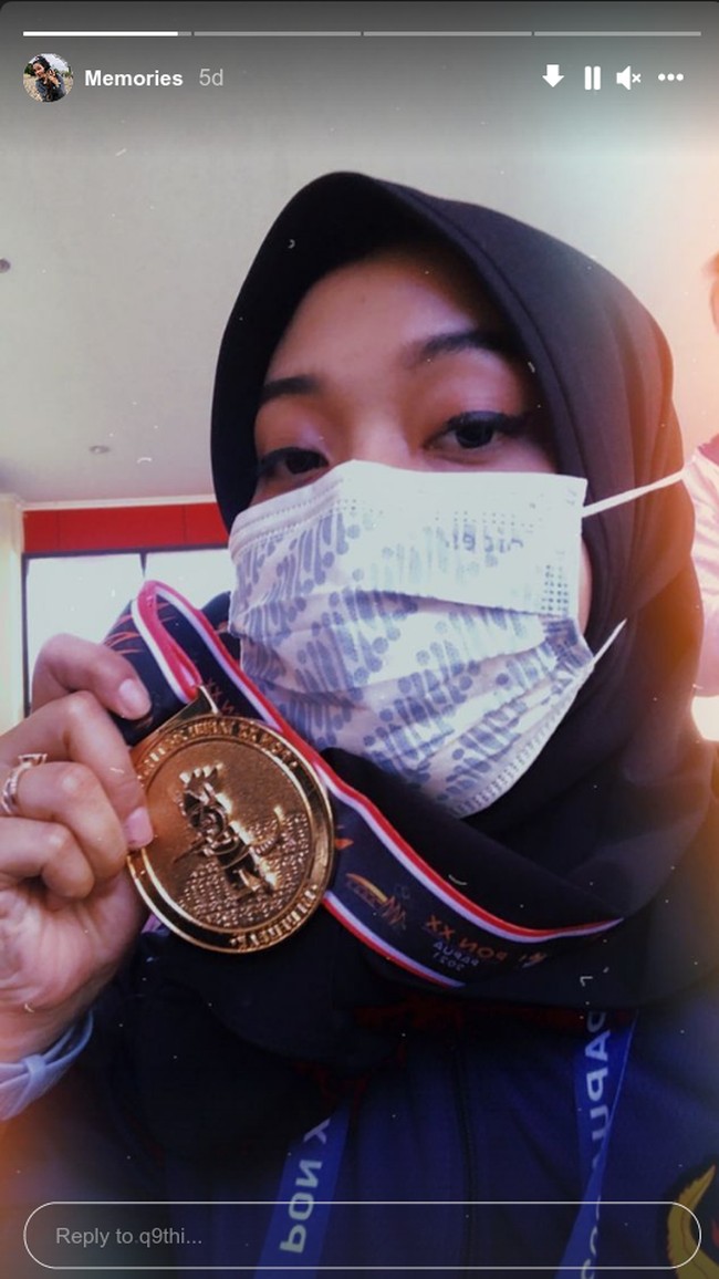 Gubernur Jawa Barat itu pun menginformasikan kepada para pengikutnya bahwa Kinanti minta dicarikan jodoh sebagai bonus dan mempersilahkan mereka untuk menembak hatinya. Ia bahkan mengaku bersedia menjadi saksi pernikahan jika berhasil mencomblangkan. Foto: Instagram @q9thi