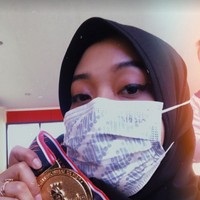 Gubernur Jawa Barat itu pun menginformasikan kepada para pengikutnya bahwa Kinanti minta dicarikan jodoh sebagai bonus dan mempersilahkan mereka untuk menembak hatinya. Ia bahkan mengaku bersedia menjadi saksi pernikahan jika berhasil mencomblangkan. Foto: Instagram @q9thi