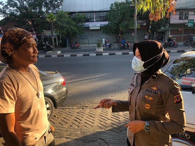 Kinanti sendiri adalah wanita yang tak hanya berprestasi dalam bidang atlet tapi juga seorang polisi. Wanita yang bertugas di Mapolres Bandung tersebut diketahui sudah lama ikut dalam pertandingan air pistol women team. Foto: Instagram @q9thi