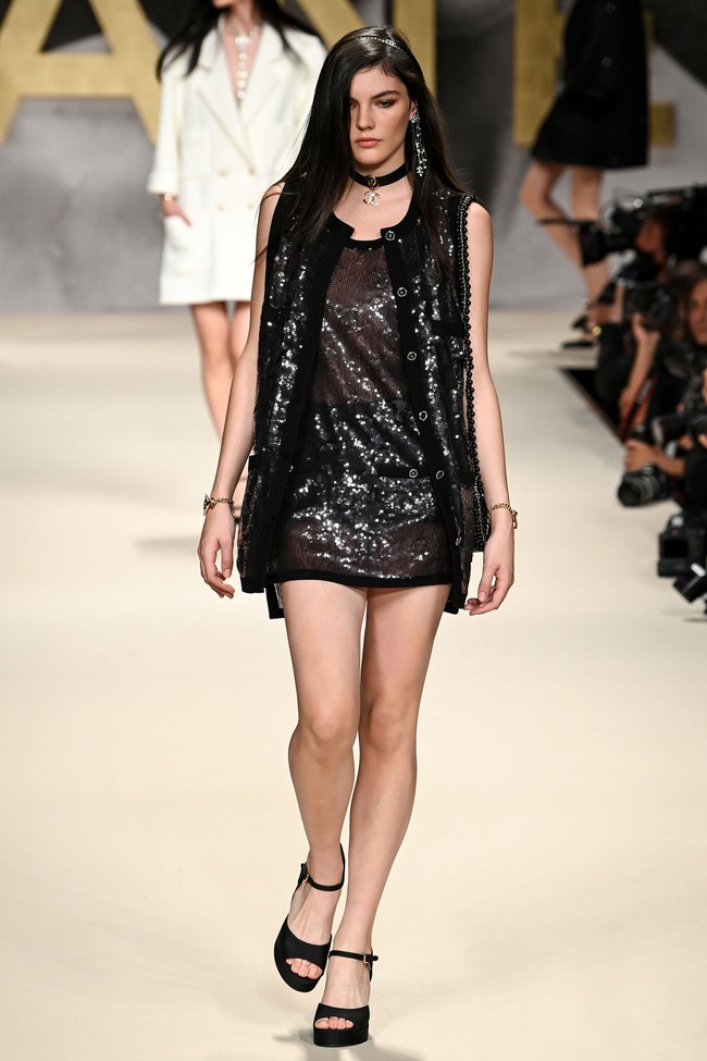 Fashion show koleksi terbaru Chanel Spring/Summer 2022 berlangsung di Grand Palaris, Paris, Prancis.  Foto: Getty Images/Pascal Le Segretain.