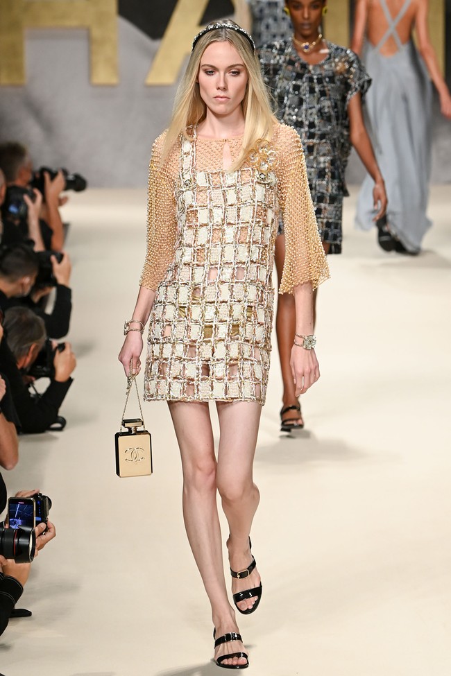 Fashion show koleksi terbaru Chanel Spring/Summer 2022 berlangsung di Grand Palaris, Paris, Prancis.  Foto: Getty Images/Pascal Le Segretain.