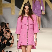 Fashion show koleksi terbaru Chanel Spring/Summer 2022 berlangsung di Grand Palaris, Paris, Prancis.  Foto: Getty Images/Pascal Le Segretain.