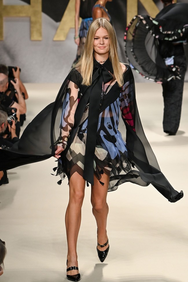 Fashion show koleksi terbaru Chanel Spring/Summer 2022 berlangsung di Grand Palaris, Paris, Prancis.  Foto: Getty Images/Pascal Le Segretain.