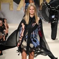 Fashion show koleksi terbaru Chanel Spring/Summer 2022 berlangsung di Grand Palaris, Paris, Prancis.  Foto: Getty Images/Pascal Le Segretain.