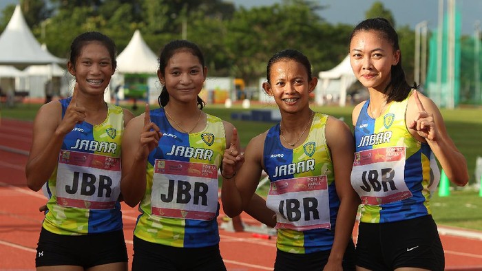 Tim Jawa Barat (dari kiri ke kanan) Raden Roselin,
Erna Nuryanti, Tyas Murtiningsihdan Ulfa Silpiana
berhasil finish pertama di nomor Lari Estafet 4 x 100 Meter Putri PON XX Papua, dan memastikan Jawa Barat meraih medali emas, nomor ini digelar di Stadion Mimika Sport Complex, Rabu (13/10/2021). Foto : PB PON XX Papua / Ady Sesotya