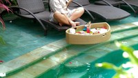 Lewat Instagramnya @siscamellyana22_official wanita berambut panjang ini sering pamer momen makannya di kolam renang. Ia hobi sekali makan dengan konsep floating. Foto: Instagram @siscamellyana22_official