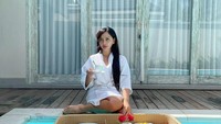 Jus strawberry dan semangkuk salad buah jadi menu sarapan Mami Sisca. Jelas saja tubuhnya ideal, ternyata ia sangat menjaga pola makan hariannya. Foto: Instagram @siscamellyana22_official