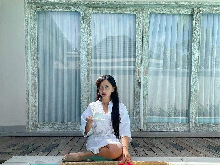 Mami Sisca Tante Pemersatu Bangsa Hobi Makan Nyantai di Kolam Renang