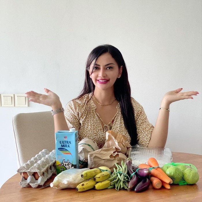 Mami Sisca 'Tante Pemersatu Bangsa' Hobi Makan Nyantai di Kolam Renang