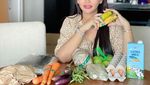 Mami Sisca Tante Pemersatu Bangsa Hobi Makan Nyantai di Kolam Renang