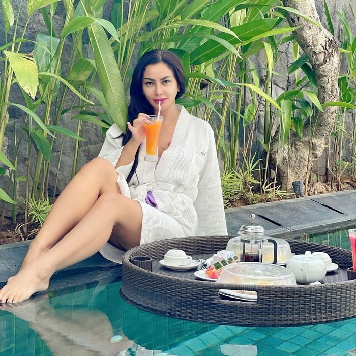 Mami Sisca 'Tante Pemersatu Bangsa' Hobi Makan Nyantai di Kolam Renang