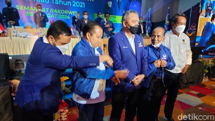 Mantan Gubernur Riau, Annas Maamun dan Eks Bupati Kepulauan Meranti Irwan Nasir resmi diperkenalkan sebagai kader baru Partai NasDem (Raja Adil Siregar/detikcom)