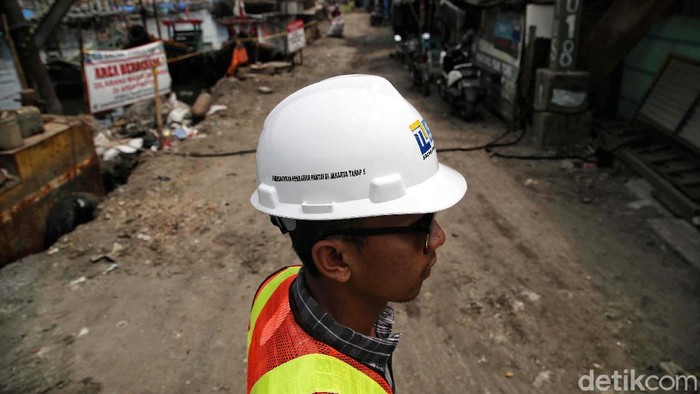 Sejumlah pekerja mengerjakan proyek Tanggul Laut Tahap 5 di kawasan Kampung Nelayan Cilincing,  Jakarta Utara, Rabu (13/10).