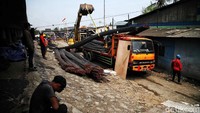 Pemprov DKI Jakarta menerangkan panjang trace dari tanggul pengaman pantai ini adalah 46,212 km. Dari jumlah tersebut yang sudah dibangun sepanjang 12,664 km dan yang belum dibangun sepanjang 33,548 km. Dari jumlah yang belum dibangun, sepanjang 11,080 km akan menjadi tugas Kempupera dan sepanjang 22,468 km menjadi tugas Pemprov DKI Jakarta.