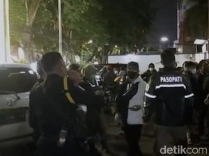 Pembubaran Kerumunan Registrasi Bantuan Subsidi Upah di Surabaya