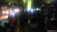 Seorang sekuriti menyebut warga yang datang kebanyakan yang berburu bantuan Rp 1 juta tanpa mau antre.