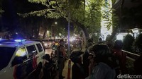 Antrean registrasi Bantuan Subsidi Upah (BSU) di BTN Jalan Pemuda, Surabaya dihentikan Satgas COVID-19. Satgas terdiri polisi, linmas, satpol PP itu menghalau warga yang mengambil registrasi dan berkerumun di depan kantor BTN hingga menimbulkan kemacetan.