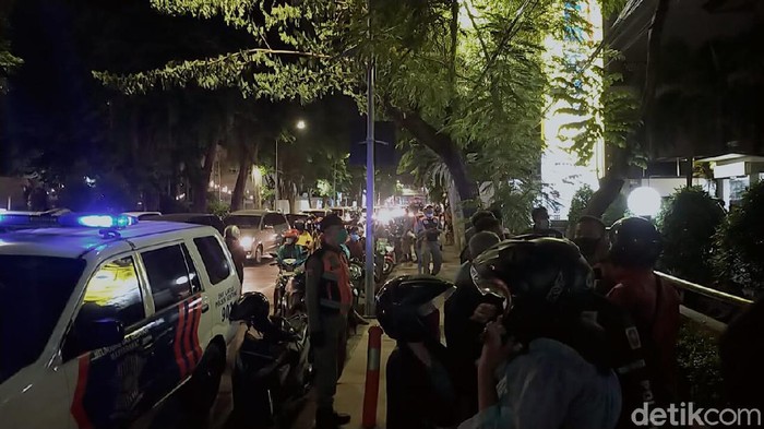 Membludak! Antrean BSU di Surabaya Dibubarkan Antrean registrasi Bantuan Subsidi Upah (BSU) di BTN Jalan Pemuda, Surabaya dihentikan Satgas COVID-19. Ini foto-fotonya!