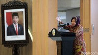 Menteri Sosial Tri Rismaharini memberikan sambutan di hadapan mahasiswa pejuang muda Kampus Merdeka.