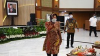 Menteri Sosial Tri Rismaharini menyapa para mahasiswa yang mengikuti program Kampus Merdeka.